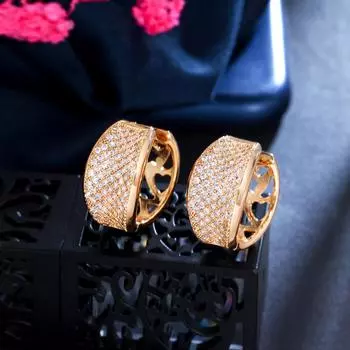 Простые блестящие серьги-кольца CMM золотого цвета с кубическим цирконием золотой