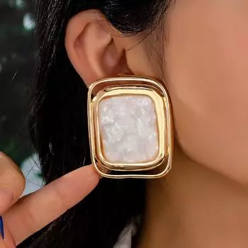Простые большие квадратные серьги золотой