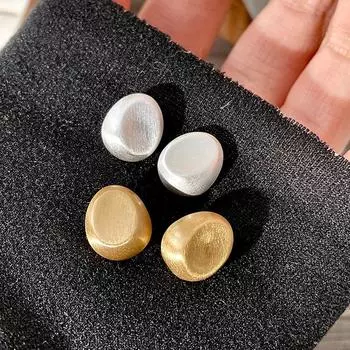 Простые и элегантные женские серьги в виде маленьких бобов с матовой отделкой золотой