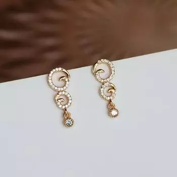 Простые и универсальные полые круглые серьги с инкрустацией из серебра и бриллиантами. Изысканные и высококачественные серьги.