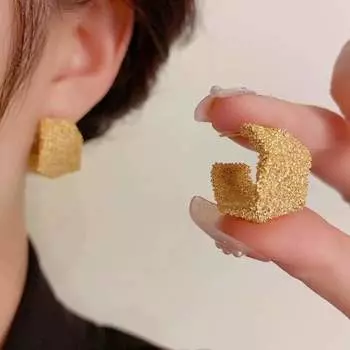 Простые индивидуальные матовые металлические серьги женские модные атмосферные квадратные серьги-гвоздики универсальные высококачественные серьги для поездок на работу