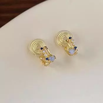 Простые изысканные маленькие женские серьги с геометрическим опалом