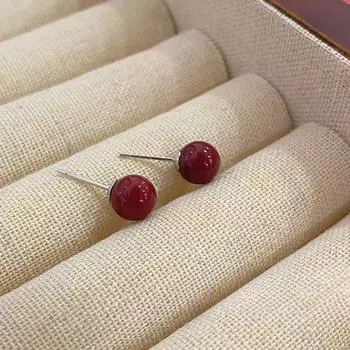 Простые красные круглые серьги с бусинами для женщин с универсальным белым и модным темпераментом. Серьги разных размеров