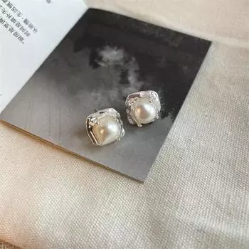 Простые квадратные серьги с жемчугом