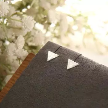 Простые матовые простые геометрические серьги-треугольники для женщин