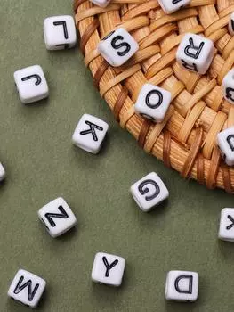 Простые модные 50 шт., бусины с большим отверстием, сделай сам, 26 букв, 5,5 мм, белые, черные, свободные бусины-разделители, подвески, аксессуары для изготовления ювелирных изделий, ожерелье, цепочка для телефона K