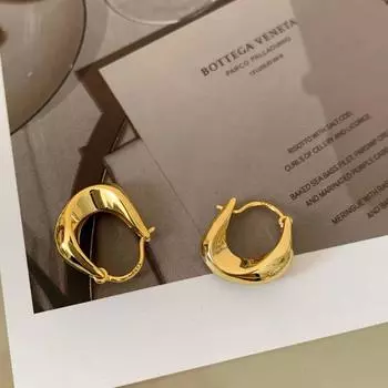 Простые нерегулярные атмосферные темпераментные легкие роскошные серьги-гвоздики высокого класса