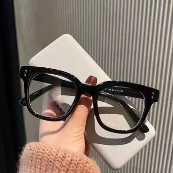 Простые очки для мужчин и женщин при близорукости могут быть оснащены степенями защиты от синего луча и радиации, простые очки