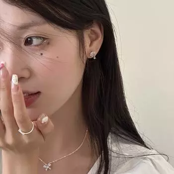 Простые овальные серьги-гвоздики из циркония — свежие и универсальные, с уникальной индивидуальностью и изысканными новыми серебряными серьгами-иглами. A pair of 925 silver needle