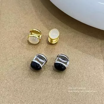 Простые овальные серьги из агата. Высококачественные серьги с универсальным дизайном.