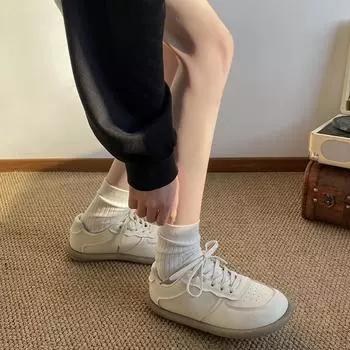 Простые повседневные и универсальные высококачественные ретро-маленькие белые туфли для женщин 2025 года, новая весенняя легкая студенческая популярная спортивная обувь 35 белый