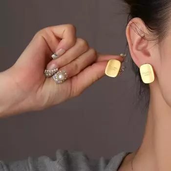 Простые серьги - это высококачественные иглы из серебра 925 пробы, элегантные, модные, квадратные, универсальные, обработанные пескоструйной обработкой серьги.