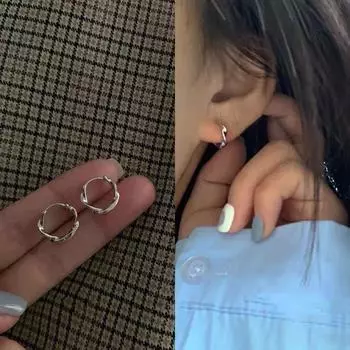 Простые серьги Dongdaemun для женщин универсальны летом. Вам не нужно отрывать ушные пряжки во время сна. Серьги Niche Design