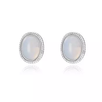Простые серьги из белого халцедона во французском стиле
