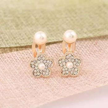 Простые серьги-клипсы с искусственным жемчугом и водными стразами в виде цветка из циркона без отверстий
