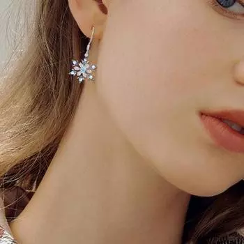 Простые серьги с подвесками. Тонкая работа. Красота снежинки.