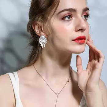 Простые темпераментные серьги, женские легкие роскошные серьги с кристаллами, новые винтажные серьги из цинкового сплава с бриллиантами, литературные модные стильные серьги белый