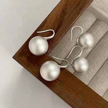 Простые высококачественные матовые шарообразные серьги-крючки в холодном стиле