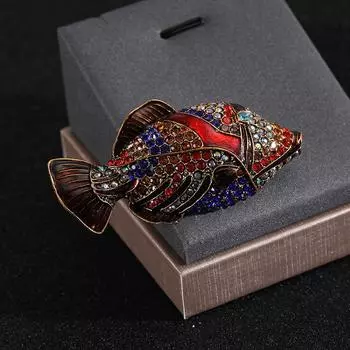 Прямая поставка Брошь в виде тропической рыбы Изысканный сплав с бриллиантовой инкрустацией Средневековая ниша Уникальный ретро-стиль Аксессуары для одежды багровый