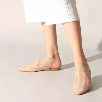 Пудровые туфли на плоской подошве из натуральной кожи с сотовым принтом