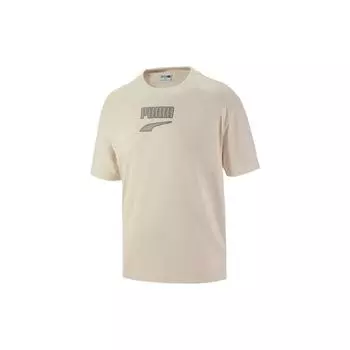 Puma Коллекция Downtown Eco-Friendly, американская ретро-печать с логотипом, повседневная футболка с круглым вырезом, коротким рукавом и заниженной линией плеч, мужские топы, натуральный цвет 537740-99 XL