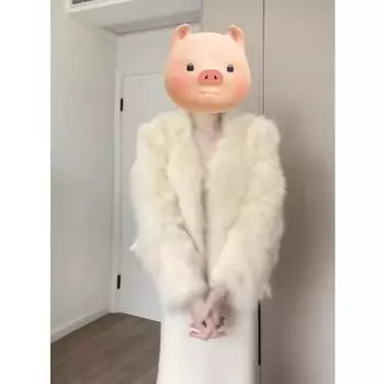 Пушистое пальто выглядит очень красиво, мех молодой и модный, а пушистое пальто с меховой вставкой предназначено для женщин на осень и зиму. S