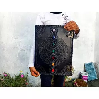 Пустая книга заклинаний теней, журнал с замком-застежкой, кожаный дневник ручной работы из семи камней, тисненая языческая молитвенная книга о семи чакрах 13 x 10 in чёрный