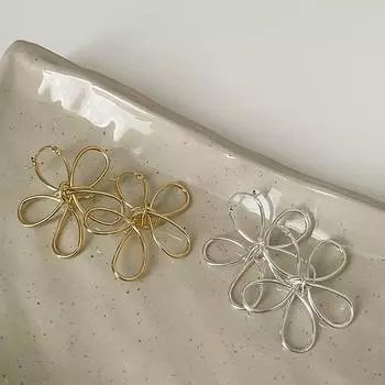 Пустые линии Металлические Цветочные пряжки для ушей Женские Простые Нишевые Индивидуальные Модные Изысканная Элегантность Универсальные Серьги