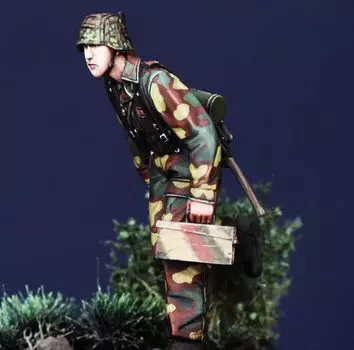 Rad Miniature Немецкий солдат с винтовкой Kar98 1944 года, набор из смолы RDM35056 1/35