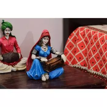 Раджастанская женщина, играющая на гармошке, статуэтка из полирезины (12,5 см x 10 см x 15 см, Синий и Красный)