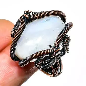 Кольцо с радужным лунным камнем, обёрнутое вручную медной проволокой, размер 10,5