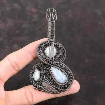 Подвеска Rainbow Moonstone, обернутая медной проволокой, подвеска с драгоценным камнем, музыкальный инструмент, ювелирное изделие, подарок для нее, кулон с дизайном гитары