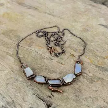 Радужный лунный камень грубое ожерелье электроформованное медное ожерелье регулируемое цепочное ожерелье ювелирные изделия ручной работы электроформованные драгоценные камни ожерелья