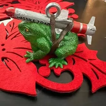 Ракеты Фигурка жабы Садовая ракета Зеленая золотая лягушка Статуэтка из смолы Управляемые ракеты Скульптура животного Для помещений На открытом воздухе Украшение для газона Орнамент A