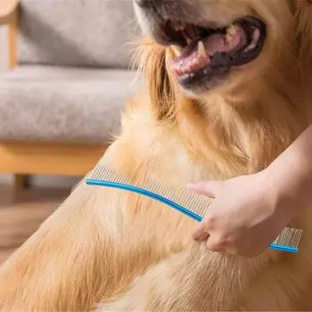 Расческа для вычесывания домашних животных Yousheng Pet Deshedding Comb из нержавеющей стали, изогнутая расческа для ухода за собаками, щетка для удаления шерсти у длинношерстных собак и кошек красный