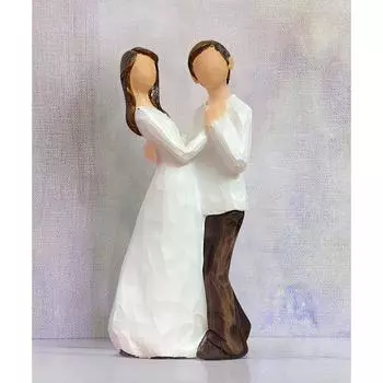 Расписанная вручную статуэтка романтической пары среднего размера | Красивый декор для дома из смолы (Упаковка из 1 шт., белого и коричневого цвета)