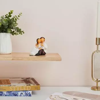 Расписанные вручную небольшие статуи сидящей романтической пары | Красивый декор для дома из смолы (Упаковка из 1 шт., белого и коричневого цвета)