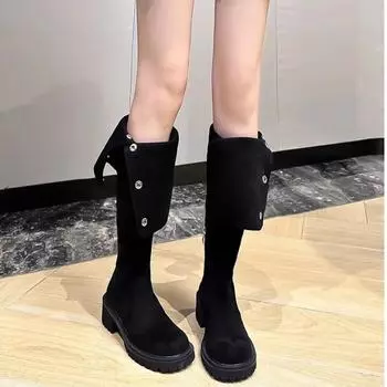 Распродажа женской обуви. Боковые женские сапоги с молнией сбоку. Модные современные сапоги с пряжкой на ремне. Новые женские теплые сапоги выше колена. 35