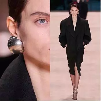 Раздельные сферические полированные серьги с преувеличенным подиумным дизайном