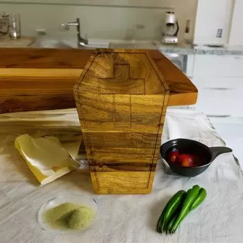 Разделочная доска из акации в виде страшного гроба на Хэллоуин с пазом для праздничного украшения и подносом для подачи закусок (13,75 Д x 9,5 Ш) Large коричневый