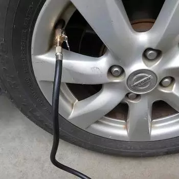 Различные типы автомобильных шин, колес, шин, воздушных патронов, насосов для накачивания шин, зажимов клапанов, соединительных адаптеров, автомобильных аксессуаров для компрессора