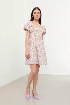 Разноцветное платье с объемными рукавами