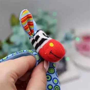 Реальный снимок, 1 шт., погремушки с животными, мягкие детские игрушки, колокольчик, рождественская кроватка, часы для новорожденных с наручными погремушками, колокольчик, милые носки с ремешком