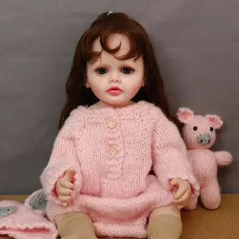 Реалистичные имплантированные вьющиеся волосы Reborn Baby Doll Girl Реалистичная 55 см Полностью виниловая кукла для моделирования тела Красота Розовая свинья Вязаная одежда Кукла Детская игрушка 22 Inch