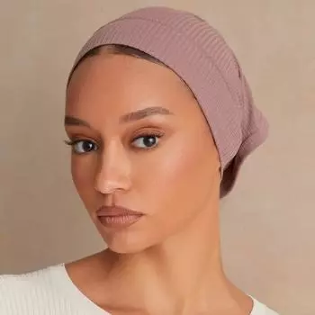 Ребристые мусульманские женщины под шапкой-шарфом бежевый