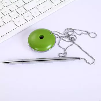 Регистрация гостей на стойке регистрации, подписание автографов для банкета на столе зелёный