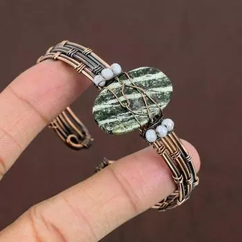 Регулируемый браслет-манжета из медной проволоки с натуральным зеленым опалом и драгоценным камнем h1d82