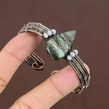 Регулируемый браслет-манжета из медной проволоки с натуральным зеленым опалом и драгоценным камнем T1M04