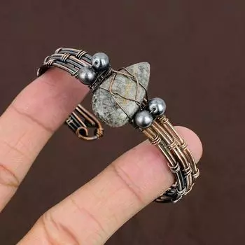 Регулируемый браслет-манжета ручной работы из натуральной медной проволоки с коралловым скатом r9B94