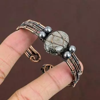 Регулируемый браслет-манжета ручной работы из натуральной медной проволоки с коралловым скатом k8s78